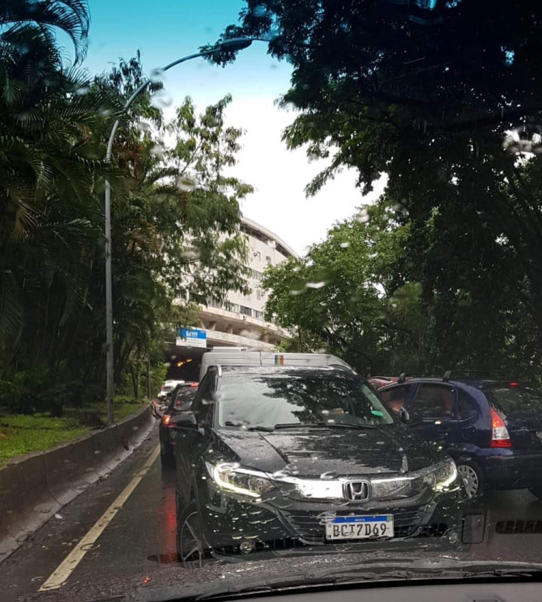 Sexta caótica no Rio: viga cai no túnel acústico e Niemeyer segue fechada