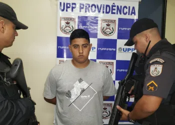 PM  prende ladrões de carro em comunidade