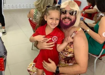 Pai viúvo se veste de mulher para comemorar Dia das Mães com a filha
