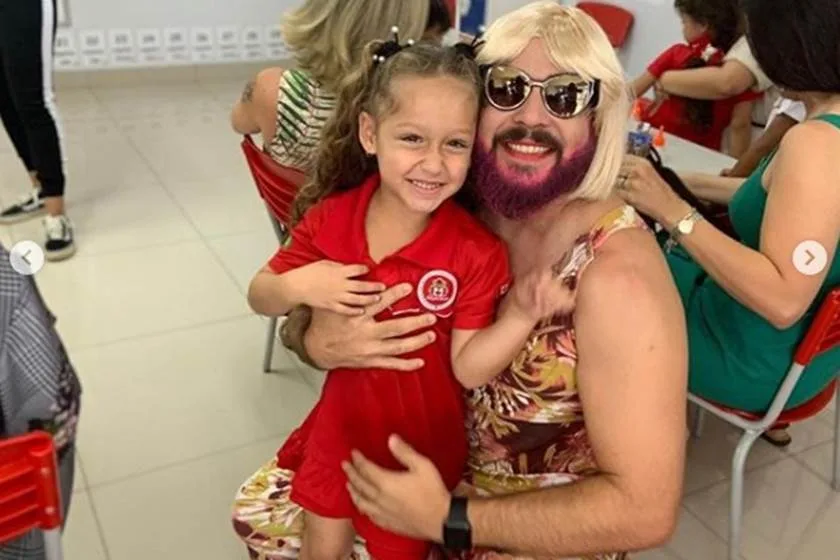Pai viúvo se veste de mulher para comemorar Dia das Mães com a filha