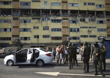Militares acusam catador de portar pistola