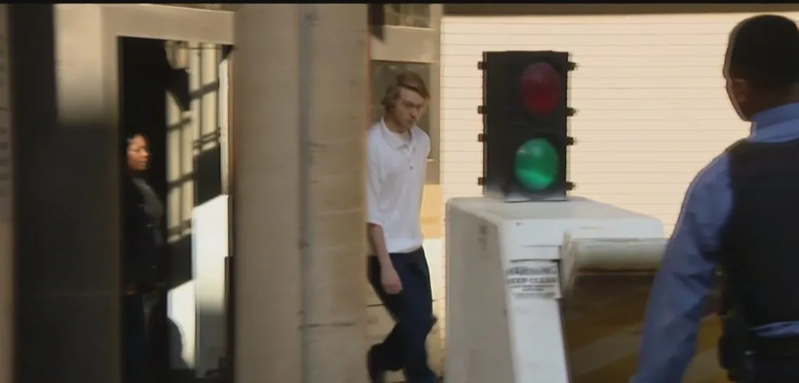 Youtuber é sentenciado a dez anos de prisão por incitar pornografia infantil