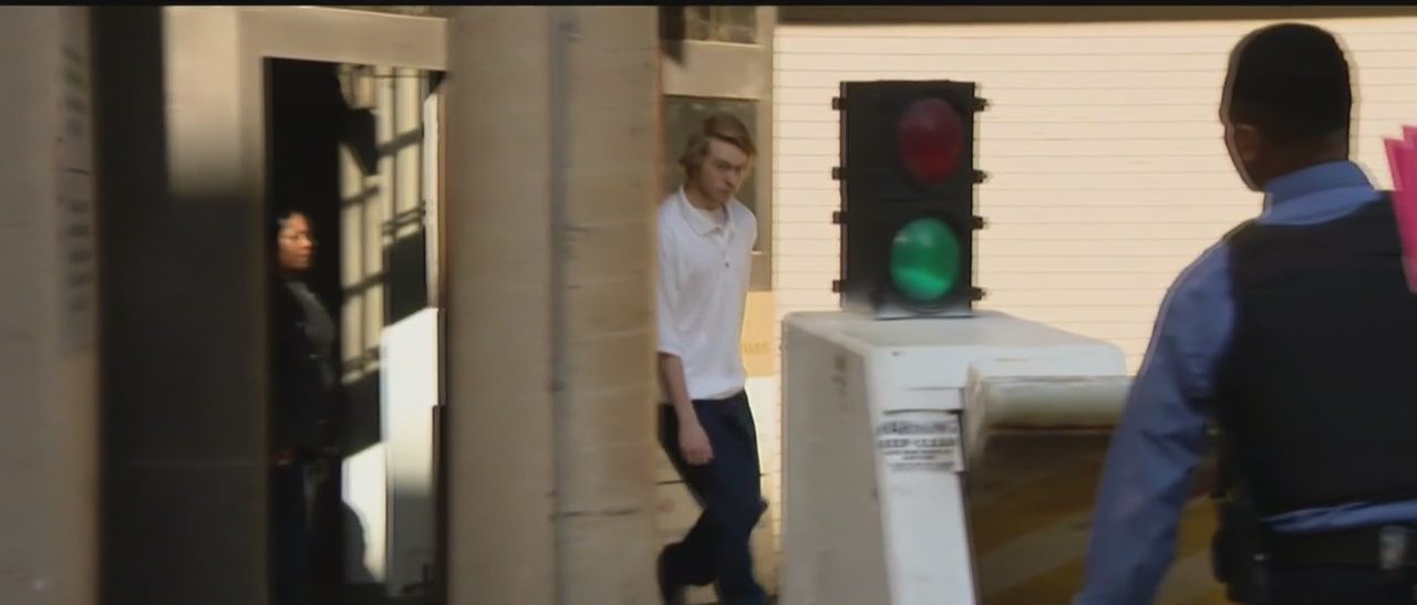 Youtuber é sentenciado a dez anos de prisão por incitar pornografia infantil