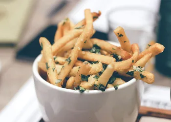 Veja quatro alimentos que te envelhecem e saiba por que