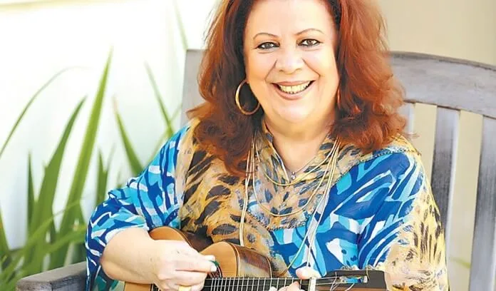 Imagens mostram Beth Carvalho pouco antes de morrer conhecendo netinha: ‘É de chorar’