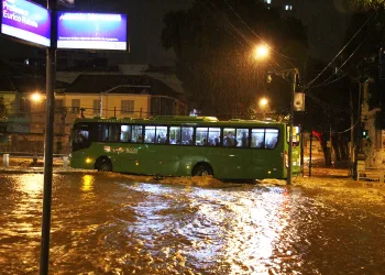 Previsão de chuva e ressaca para madrugada de quinta e sexta