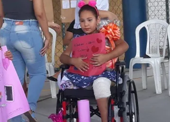 Linda: menina que perdeu a perna com linha volta à escola