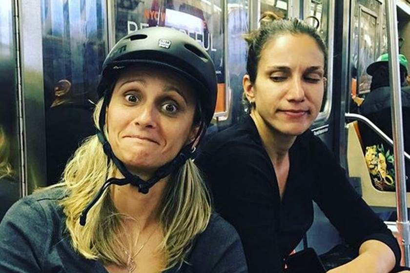 Ex-jogadora da Seleção de vôlei Fabi Alvim anuncia que será mãe com a companheira