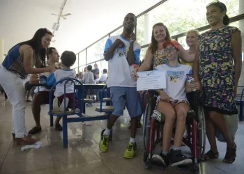 Crianças com deficiência vivem um dia de fuzileiros navais no Rio