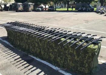 PM recebe mil fuzis do Exército