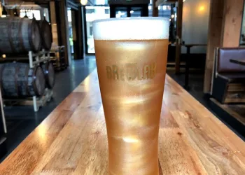 CERVEJA COM GLITTER VIRA TENDÊNCIA EM BARES DOS ESTADOS UNIDOS E AUSTRÁLIA