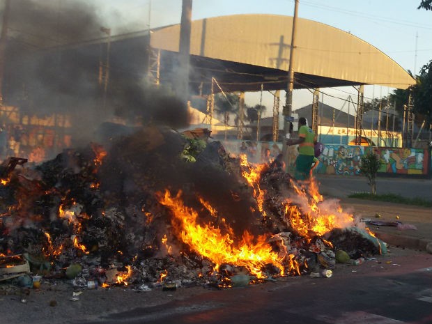 Colocar fogo em lixo ou no quintal de casa é crime e pode levar à prisão