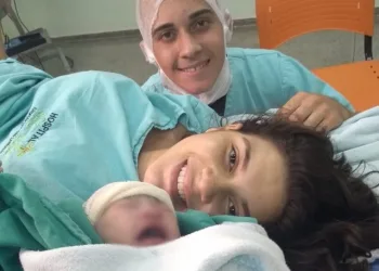 Jovem morre depois do parto e faz última foto ao lado da filha e marido