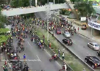 ATENÇÃO: Moradores da Rocinha fecham Lagoa-Barra
