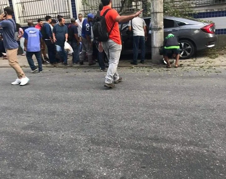 Rio: Mulher é baleada, perde o controle, e atropela 3