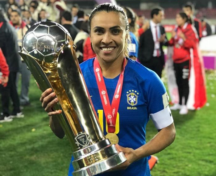 A namorada gata da jogadora Marta em fotos de tirar o fôlego