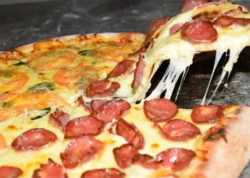 Procon proíbe cobrança de pizza de dois sabores com valor da mais cara