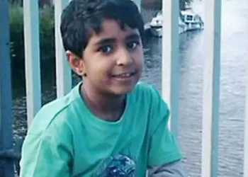 Menino alérgico a leite morre após os colegas de escola jogarem queijo nele