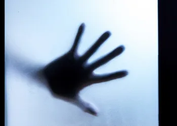 Mãe deixa pedófilo estuprar suas filhas após promessa de casamento