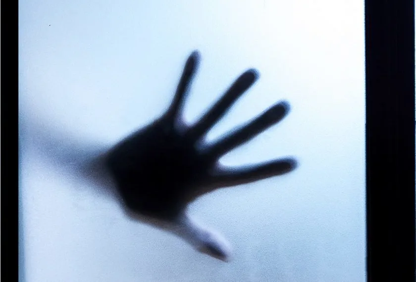 Mãe deixa pedófilo estuprar suas filhas após promessa de casamento