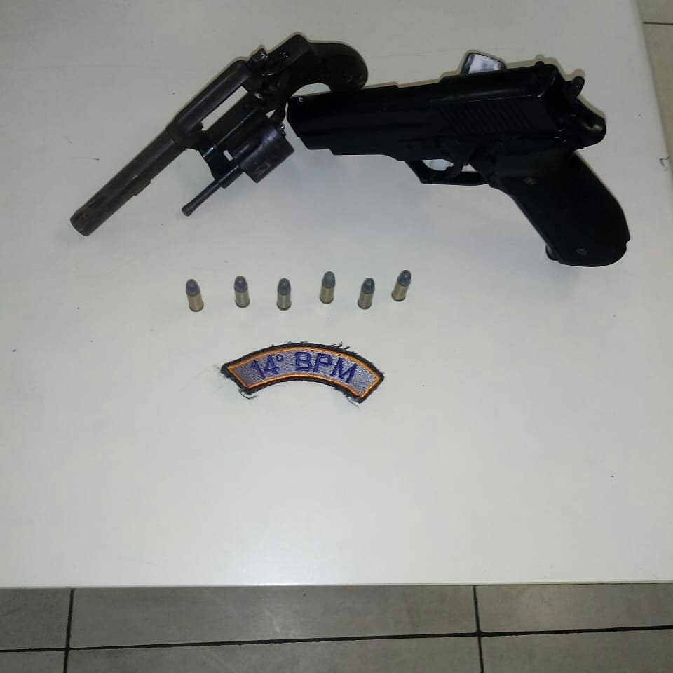 Zona Oeste: 14º BPM prende dois com arma de brinquedo e verdadeira