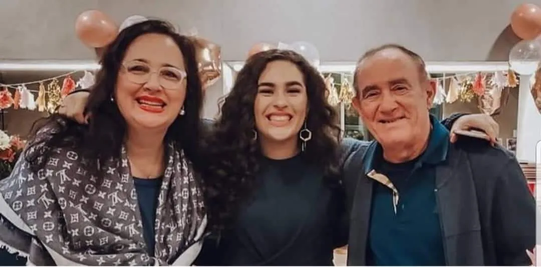 Capotamento, uma caminhonete L200 capotou na saída da Av. Brasil para o Mendanha sentido Campo Grande. Tem uma pessoa nas ferragens.