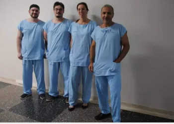 A equipe responsável pelo procedimento que passa a ser oferecido pelo SUS em Campinas (Foto: Divulgação