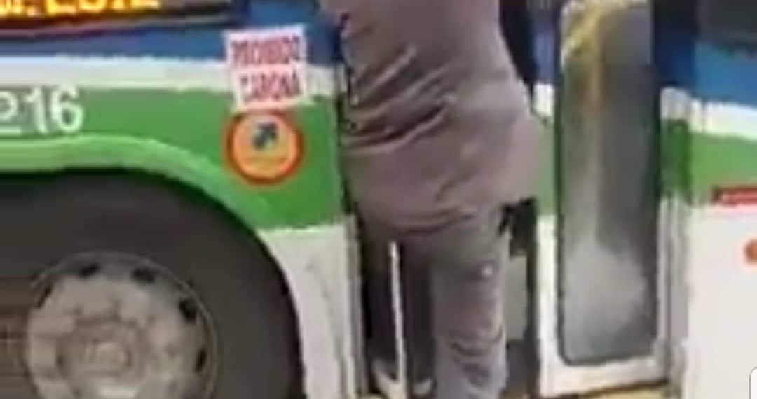 IMAGEM REVOLTANTE: IDOSO É AGREDIDO A CHUTES POR MOTORISTA E IMPEDIDO DE ENTRAR EM ÔNIBUS NO RJ