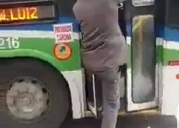 IMAGEM REVOLTANTE: IDOSO É AGREDIDO A CHUTES POR MOTORISTA E IMPEDIDO DE ENTRAR EM ÔNIBUS NO RJ