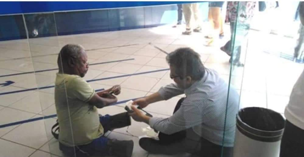 GERENTE DA CAIXA SENTA NO CHÃO PARA ATENDER DEFICIENTE NO RJ