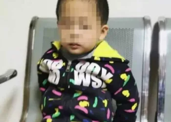 MENINO AUTISTA DE 5 ANOS É ABANDONADO PELA MÃE COM TRISTE BILHETE