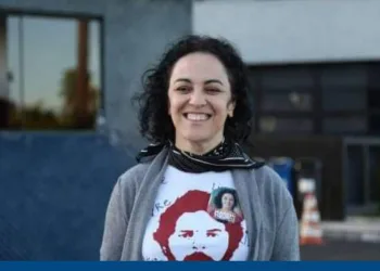 Ex candidata a governo do RJ  a favor do assalto sai do Brasil após um assalto