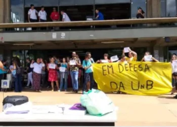 professor prometeu 5 pontos a aluno que não fosse a protestos