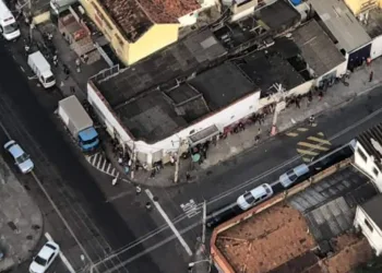 Criminosos promovem arrastão e assaltam pessoas em fila de emprego