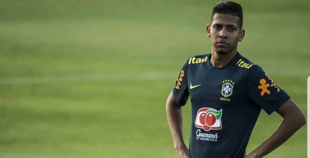 Lateral que deu caneta em Neymar é liberado dos treinos da seleção