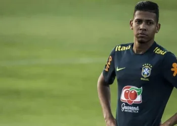 Lateral que deu caneta em Neymar é liberado dos treinos da seleção