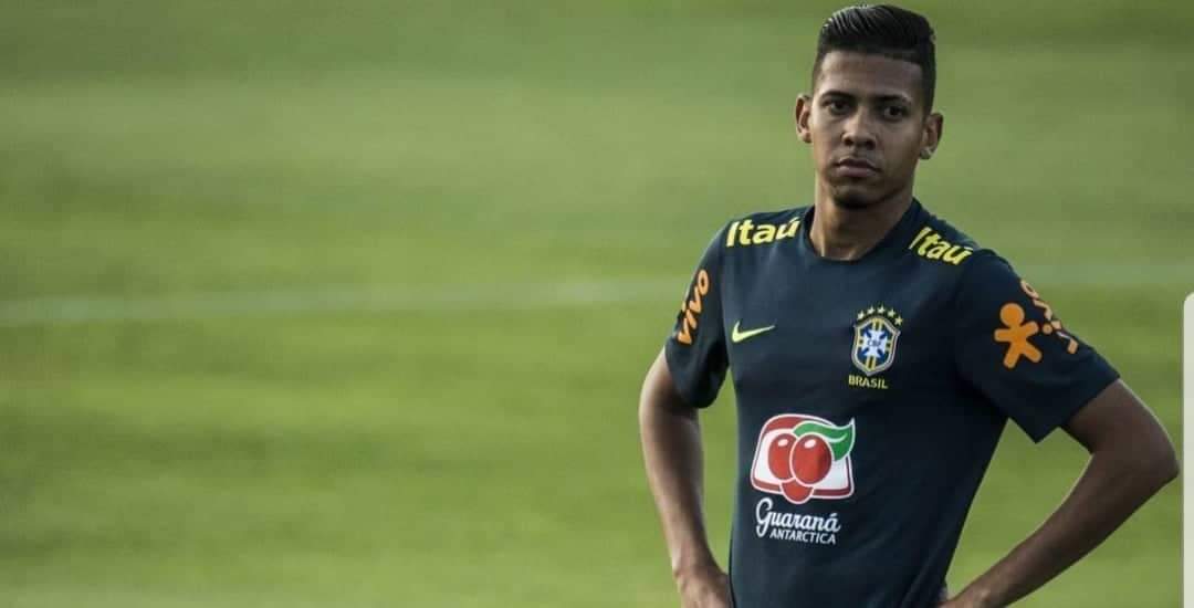 Lateral que deu caneta em Neymar é liberado dos treinos da seleção