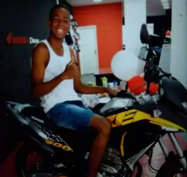 ESTUDANTE É MORTO POR BALA PERDIDA NO RJ!!