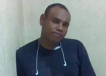 Homem rende garota e faz sexo oral no namorado dela