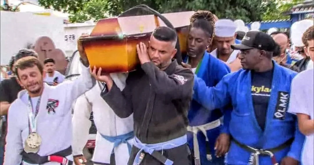 DESCANSE EM PAZ!! ALUNOS SE DESPEDEM DE PROFESSOR ASSASSINADO NO RJ