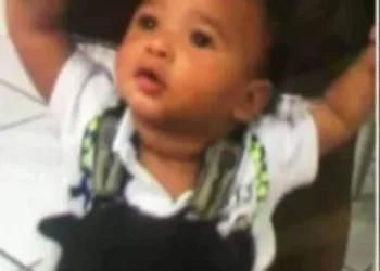 Bebê de dois anos morre eletrocutada após colocar carregador de celular na boca