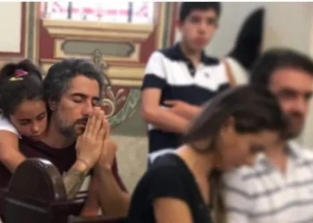 Todo filho tem que ver seu pai ajoelhar perante Deus”, diz Marcos Mion