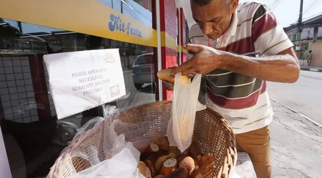 Padaria no RJ  deixa cesto com pães à disposição para quem não pode pagar