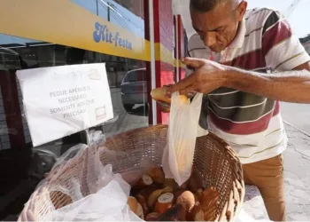 Padaria no RJ  deixa cesto com pães à disposição para quem não pode pagar