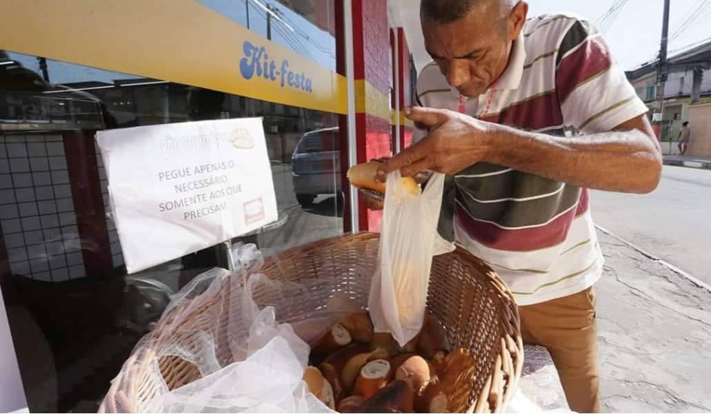 Padaria no RJ  deixa cesto com pães à disposição para quem não pode pagar
