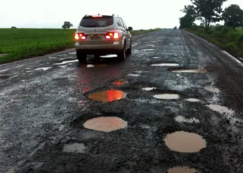 Entra em vigor lei que permite cegos dirigirem em ruas em braile com farol aceso