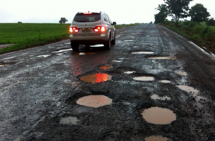 Entra em vigor lei que permite cegos dirigirem em ruas em braile com farol aceso