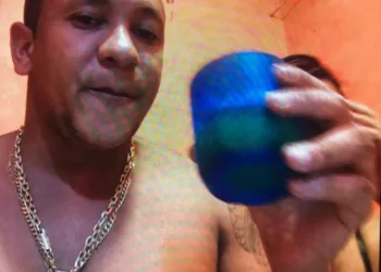 Traficante manda fotos, bebe cerveja e faz a festa com sua gata no presídio