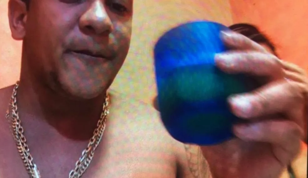 Traficante manda fotos, bebe cerveja e faz a festa com sua gata no presídio