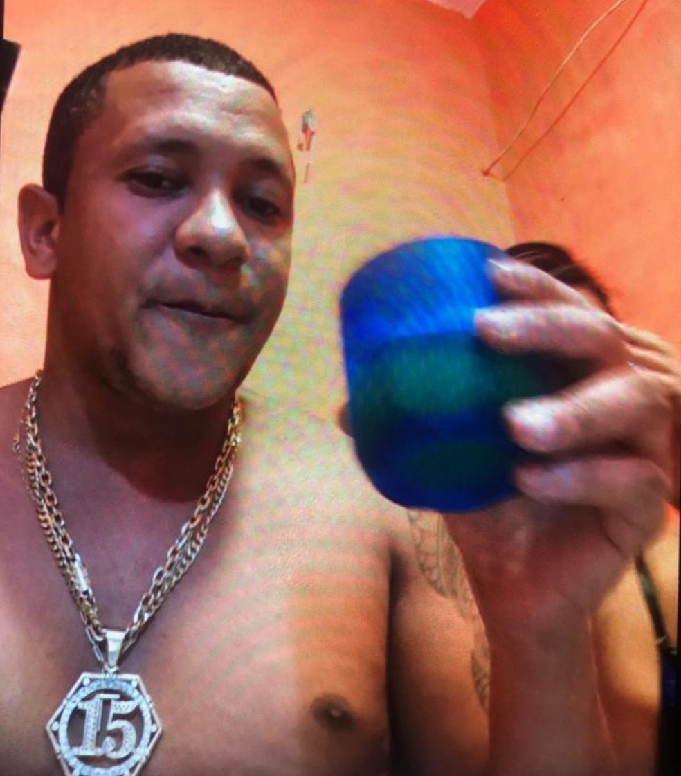 Traficante manda fotos, bebe cerveja e faz a festa com sua gata no presídio